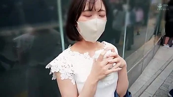 清楚な美女がキスから始まるエッチで乳首愛撫とバイブ責めで感度高まる