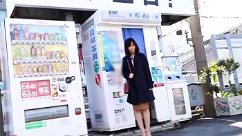 強めの乳首愛撫で感じるスレンダーな人妻がスパンキングで感度アップ