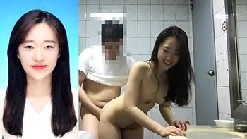 Yi Yuna Fucked In A Public Toilet