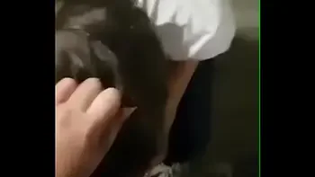 مستريس عربيه تقوم بذل كلبها وخادمها وتشتمه وتسبه في مكان عام الجزء التاني