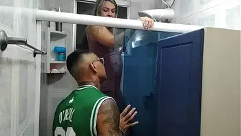 a fernandinha fernandez me chamou para arrumar o chuveiro mas e claro que nao saiu de graca fodi a gostosa com