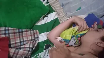 entro a la habitación de un hotel la grabo a escondidas me masturbo en su cara y le doy una gran explosión de semen con Lustylatinasex