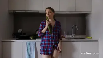 Julia steht auf heiße Gemüse-Spielchen