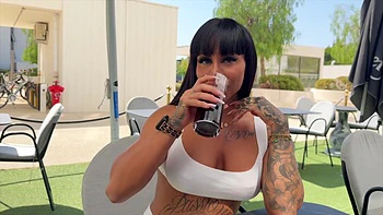 Sally, 35, manager of an equestrian center in Montauban! - Jacquie et Michel TV