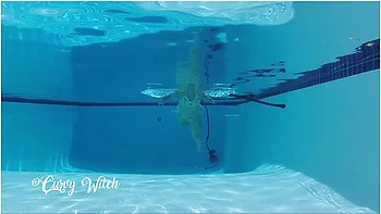 Huge Ass & Legs Slut In Bikini