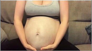 Moisturising My Pregnant Bump With Lotion