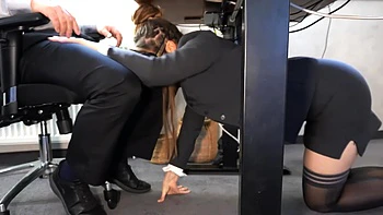 Ma secrétaire passe sous le bureau