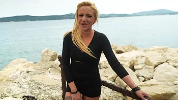 Vampires crack at the babysitter - Jacquie et Michel TV