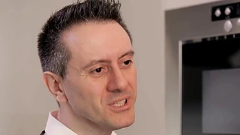 Mia masterfully domesticates three stallions! - Jacquie et Michel TV