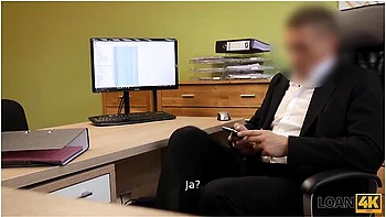 Immobilienmakler Lasst Sich Vom Bankangestellten Fur Einen Kredit Durchdringen