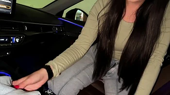 une belle coquine americaine tire une pipe dans la voiture