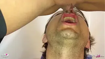 PISSE TRINKEN UND IN DIE DUSCHE PINKELN - TEEN DEUTSCH GANZ VERSAUT