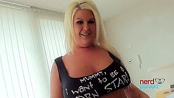 Sindy Strutt Gets Her First Nerd Cock