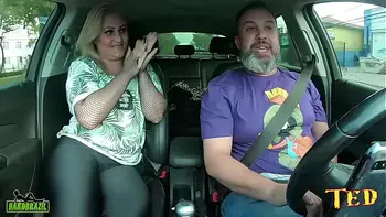 A mulher Ceasa vem com tudo de volta e apronta com os pedrestes pelada no carro - Andressa Sanchez