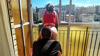 de la baise risquée sur le balcon a la vue de nos voisins