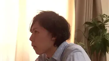 娘が不在中、娘の彼氏に中出しされ発情した彼女の母親 美川由加里