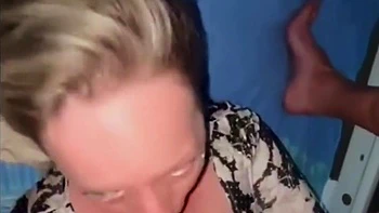 je prend une faciale dans la fourgonette