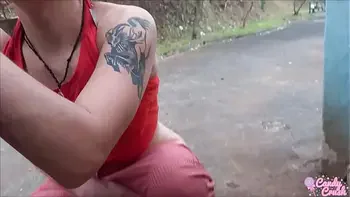 Novinha foi mijar em público e teve que dar uma mamada - Mano Nico