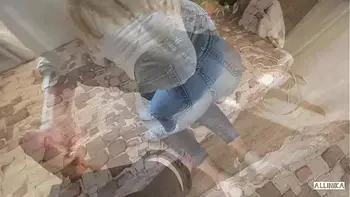 После прогулки выебал девушку дома. Кончил в рот