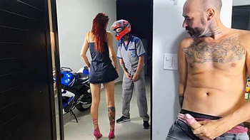 Esposa Recebe Motoboy E Corno Se Masturba!