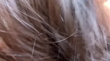 Encuentro a mi hermanastra descansando en la cama y me empiezo a masturbar viendo su culo | mi hermanastra se despierta y me ve masturbando