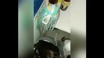 DOS Lindas Estudiantes Mexicanas Compartiendo Verga CHUPÁNDOLA al Mismo Tiempo en el Cuarto del Conserje! Dos Alumnas Calientes en la ESCUELA y un PENE para las Dos! Sexo Casero Amateur! (Segunda Parte)