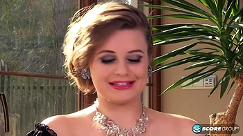 Scoreland.Larissa.Linn.Statuesque.