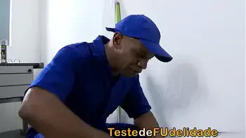 Dei chá de buceta no pedreiro enquanto meu marido estava trabalhando  - Pamela Pantera X Capoeira