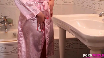 Cleaning her Twat in the Tub - Shower Spray Gets her Good