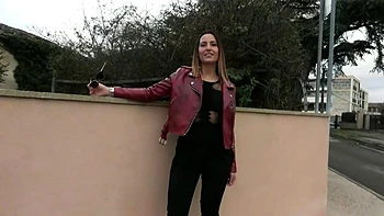 Tiffany is getting closer to a customer - Jacquie et Michel TV