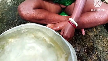 Desi Bhabhi Nahate Hue Masti Ki