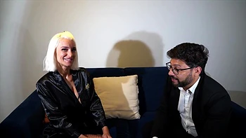 Lila mixes sex... and literature! - Jacquie et Michel TV