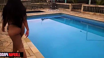 Loupan fodendo a Lis na beira da piscina em cena quente com