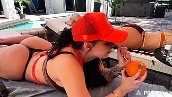 Pool & Bikinis Full Stream