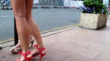 Cumshot amateur MILF suck and jerks dude in the bedroom