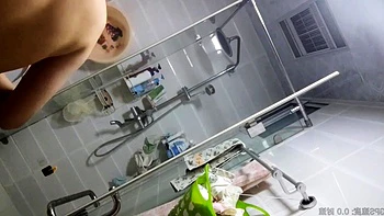 【シャワーを浴びて飲み物を飲む】容姿も気