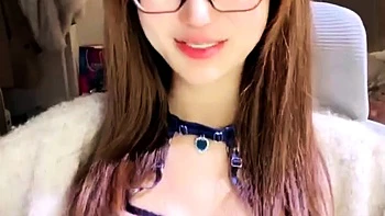 TikTokで話題の最新ダンス動画。メイクなしで