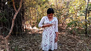 Indian Bhabhi Flashing Boobs Getting Nude In Public