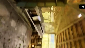 Loira visita a granja e faz um boquete amador no galinheiro.