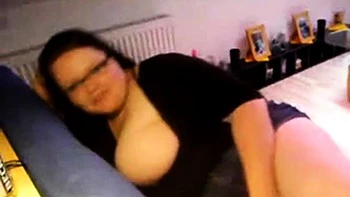 Dickes deutsches Mdchen masturbiert vor der Webcam