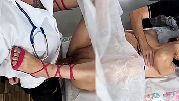 Ginecologista, a esposa e o marido corno numa cena quente e