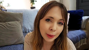 Hot amateur brunette masturbates