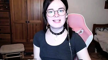 Amateur Webcam Teen Flashes Masturbates