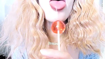 amateur blonde solo webcam