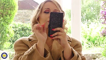 Thick British MILF Ashley Rider Loves to Show off Her Big Round Ass!