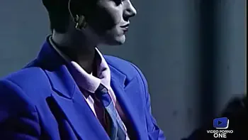 Swann, prisonnière dévouée, baise avec le directeur