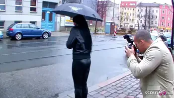 Reife deutsche Hausfrau in Leder Leggings bei Straßen Casting gefickt