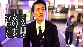 美形のスレンダーギャルはパイパンオマンコを手マンとクンニで濡れ濡れ