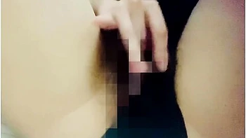 [amateur Video] Masturbation By Inserting My Hand Through The Gap In The Pants Even If I Put Up Wi