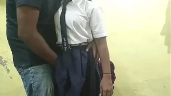 गाव की भोली भाली पढ़ने वाली लड़की का होमवर्क पूरा नहीं हुवा था तो  टीचर ने उसका फायदा उठाया और उसको चोदने को मजबूर किया (क्लियर वाइस)